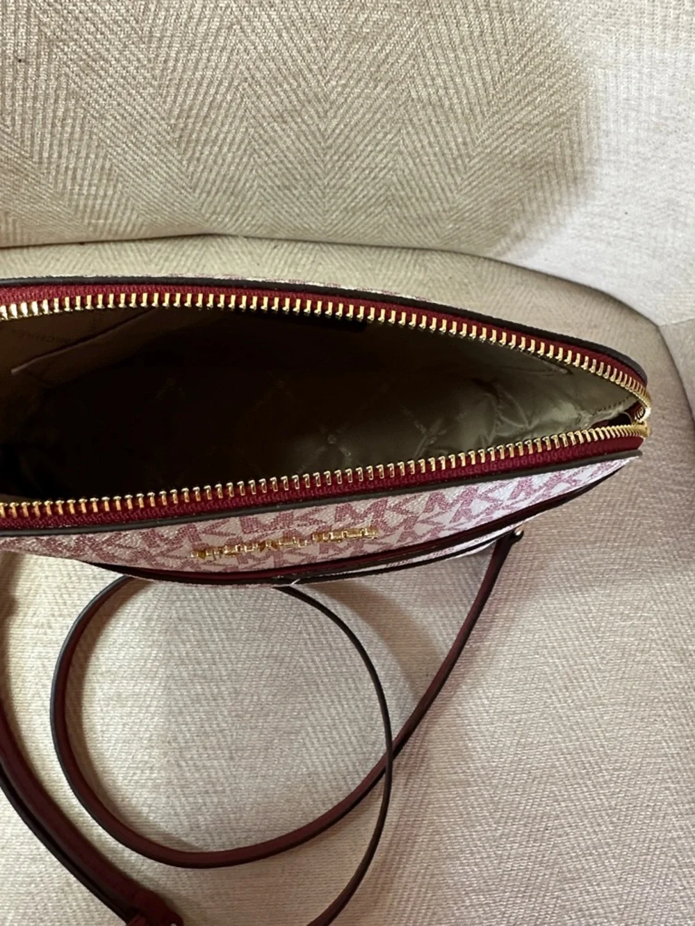 Michael Kors Wine and Pink Crossbody with Gold Chain Detail - Picture 8 of 10